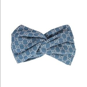 Gucci headband with logo embroidered with a silver-tone metallic fiber.